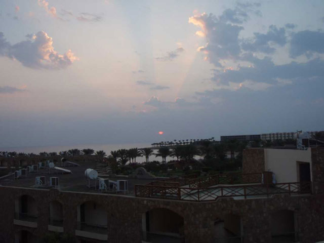 Widok zachodu słońca z okna hotelu. Egipt - Marsa El Alam. Listopad 2010. Fotorelacja z nurkowania technicznego Widok zachodu słońca z okna hotelu. Egipt - Marsa El Alam. Listopad 2010. Zdjęcia nurkowe Zdjęcia nurkowe.