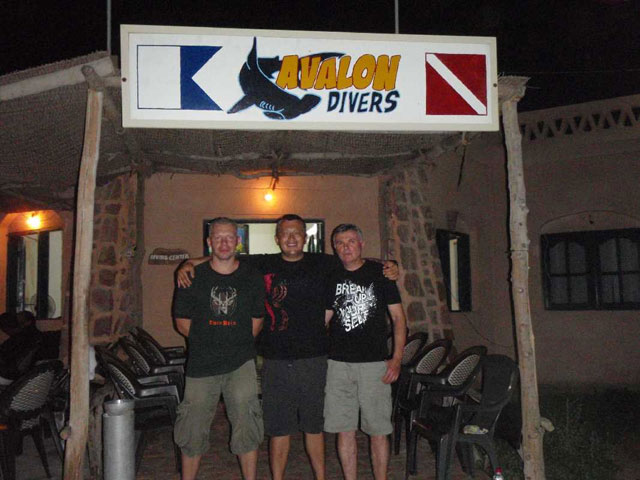 Od lewej: Mariusz Zakrzewski, "Junior" Krzysztof Hrynczyszyn i Krzysztof Krakiewicz. Egipt - Marsa El Alam. Listopad 2010. Fotorelacja z nurkowania technicznego Od lewej: Mariusz Zakrzewski, "Junior" Krzysztof Hrynczyszyn i Krzysztof Krakiewicz. Egipt - Marsa El Alam. Listopad 2010. Zdjęcia nurkowe Zdjęcia nurkowe.